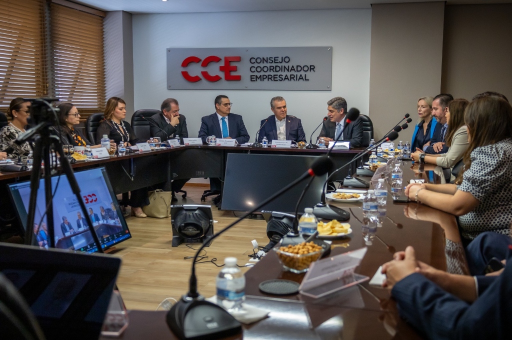 CCE y Tec de Monterrey firman acuerdo para impulsar sustentabilidad en empresas mexicanas