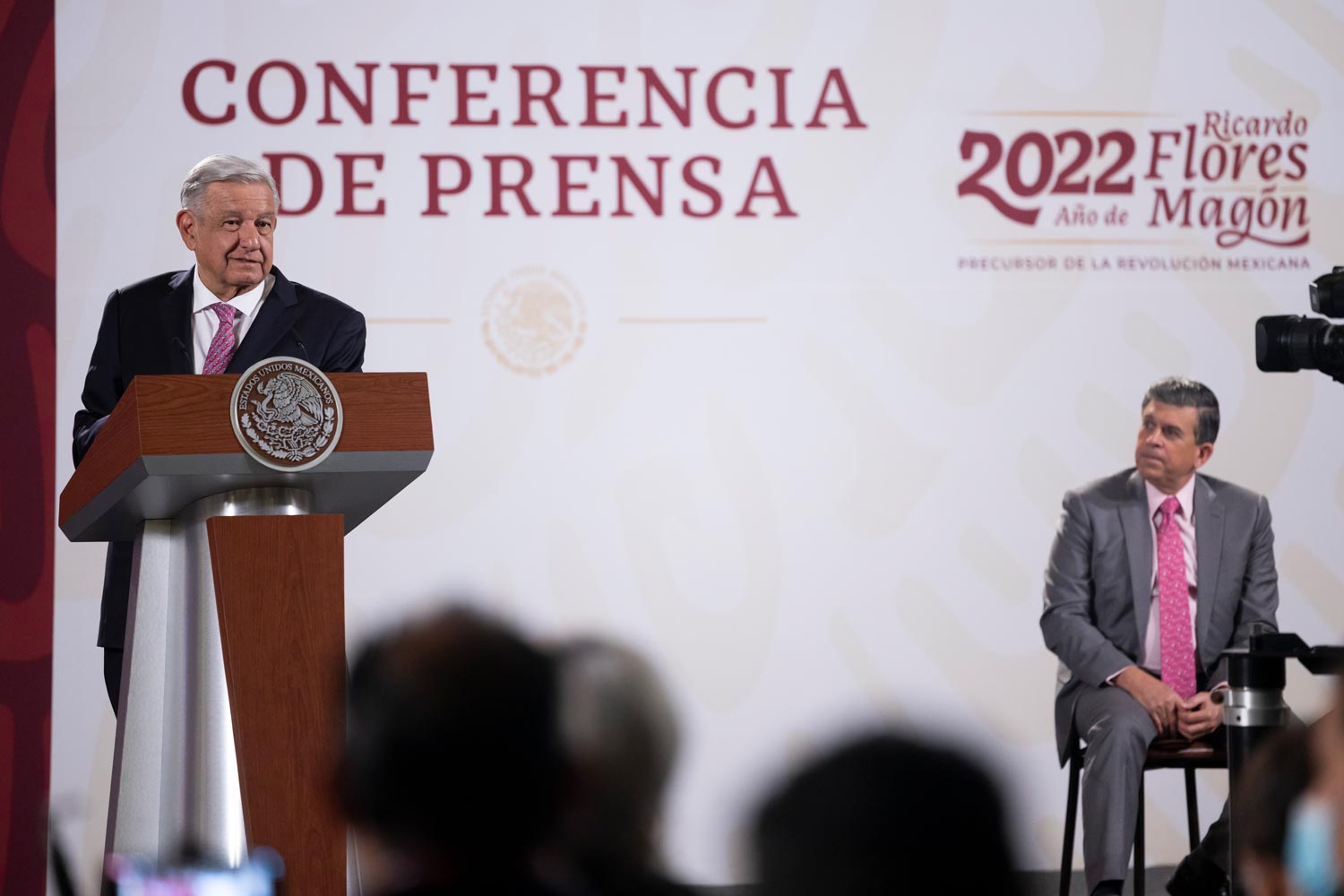 Promete AMLO elevar producción en refinerías al 90%