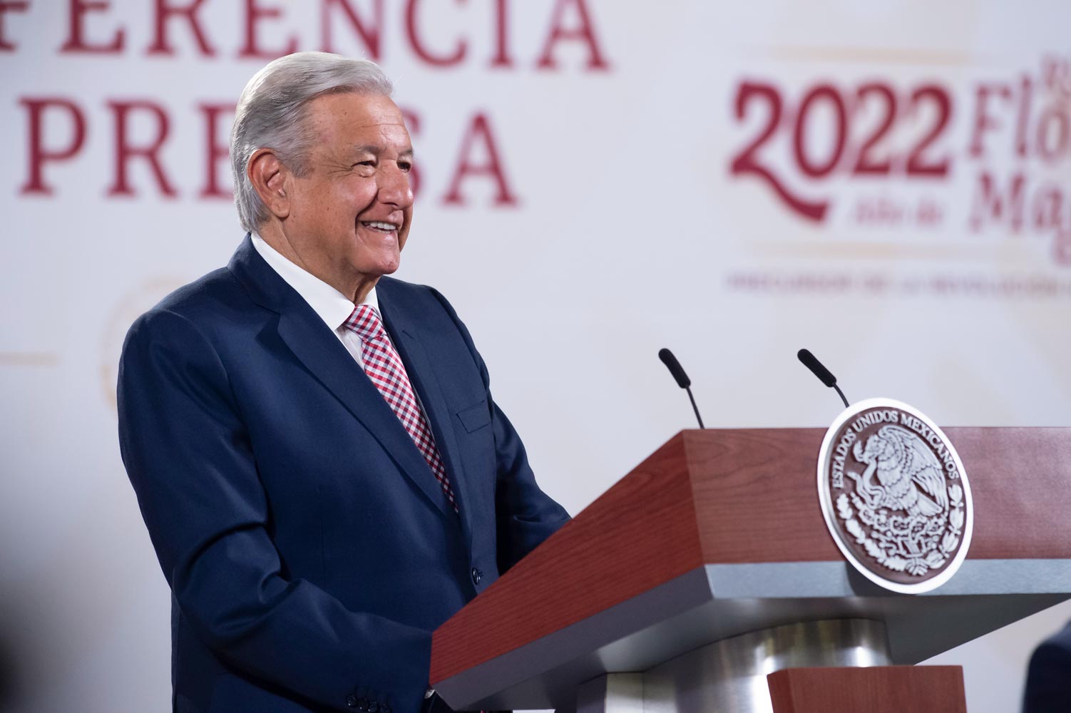 Vamos a alumbrar la red de fibra óptica para garantizar internet: AMLO