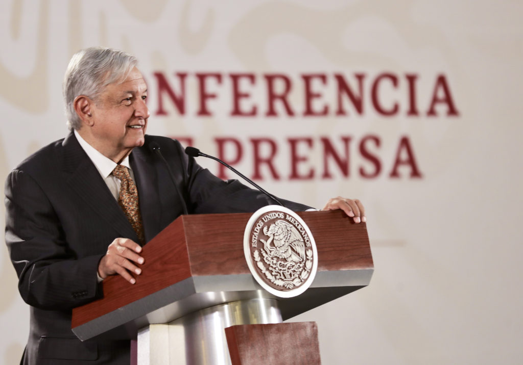 López Obrador invitará a empresas a participar en licitación de fibra óptica de CFE