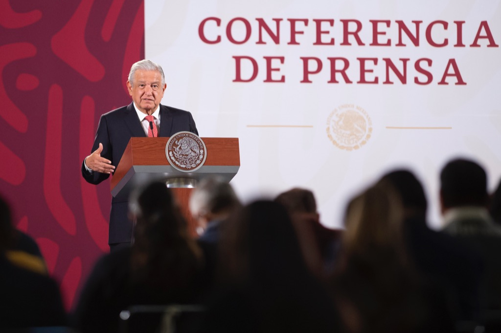 México redujo 45% la compra de gasolinas; es autosuficiente en Diésel: AMLO