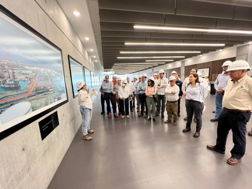 Visita Amexhi instalaciones de la refinería Olmeca