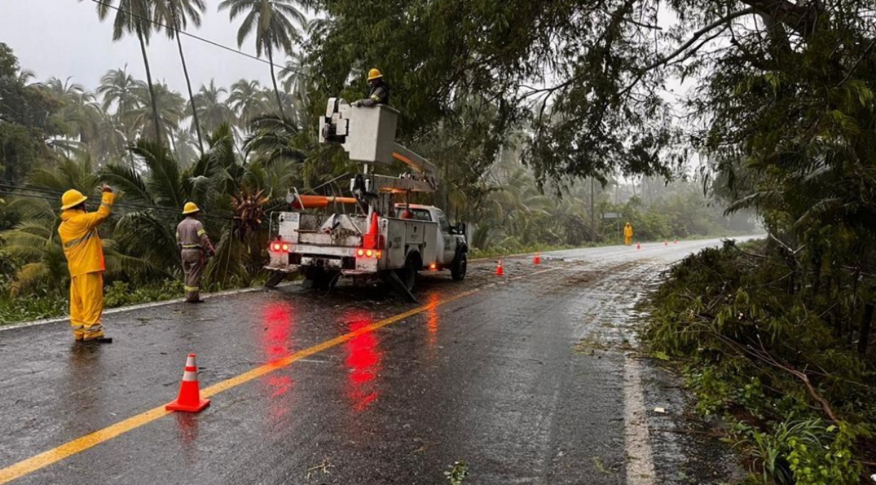 Restablece electricidad al 93% de usuarios afectados por tormenta tropical en Guerrero