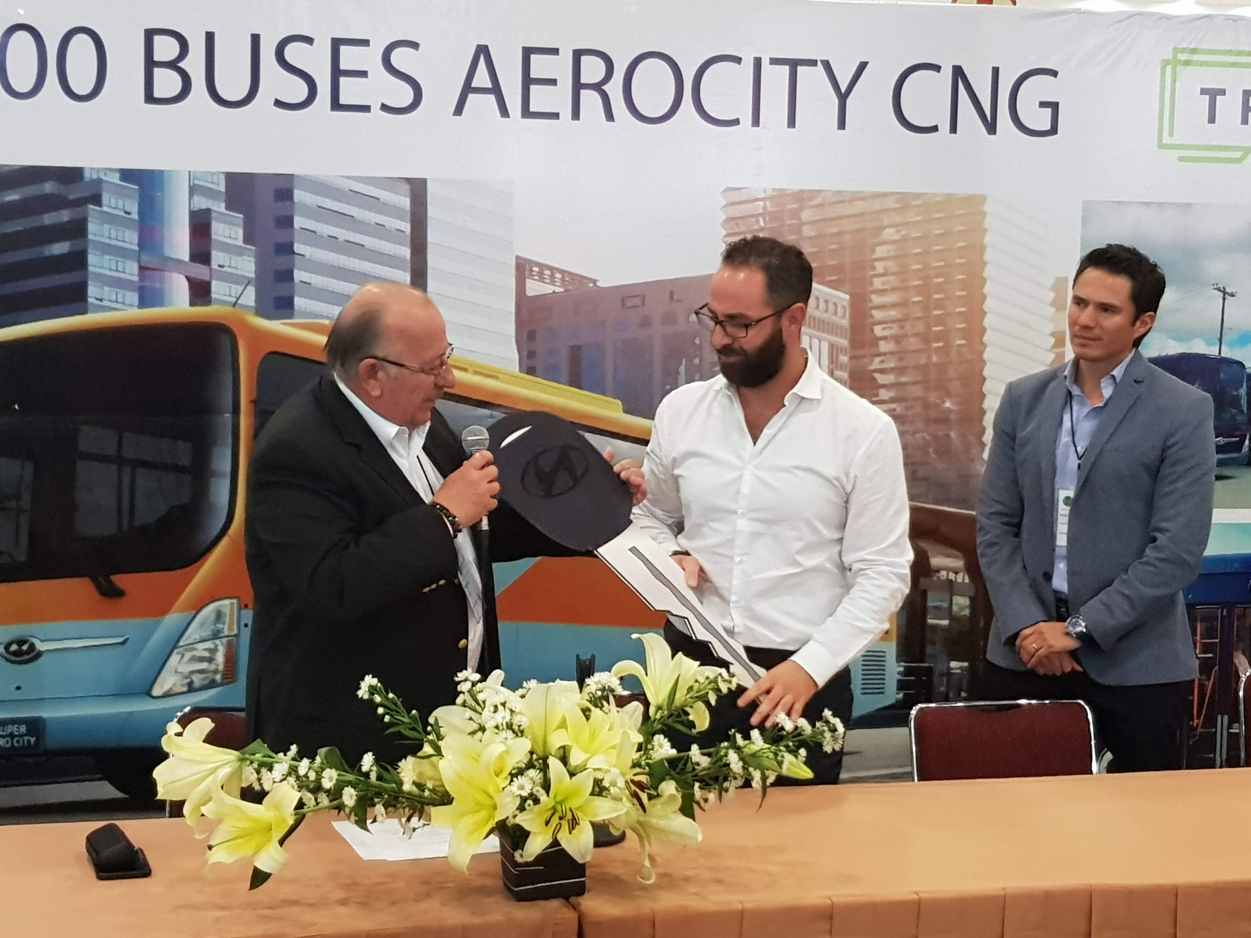 Traxión adquiere cien autobuses NeoHyundai de gas natural