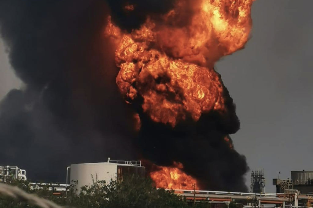 Atiende Pemex incendio en la refinería Lázaro Cárdenas de Minatitlán