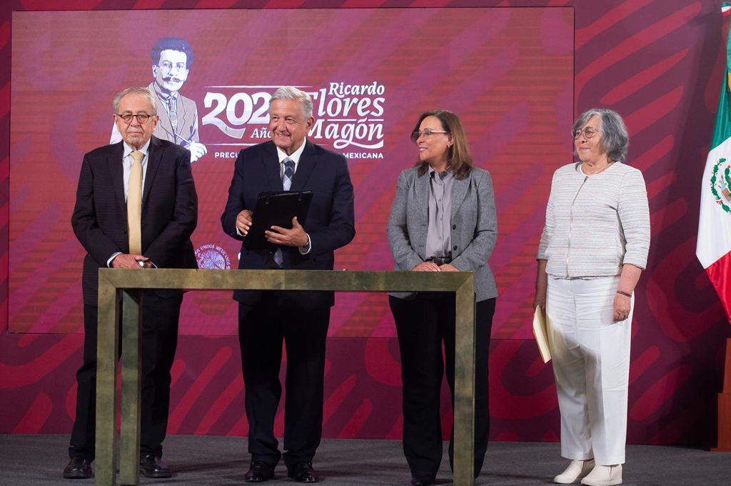 Firma AMLO iniciativa que eliminaría el horario de verano en México