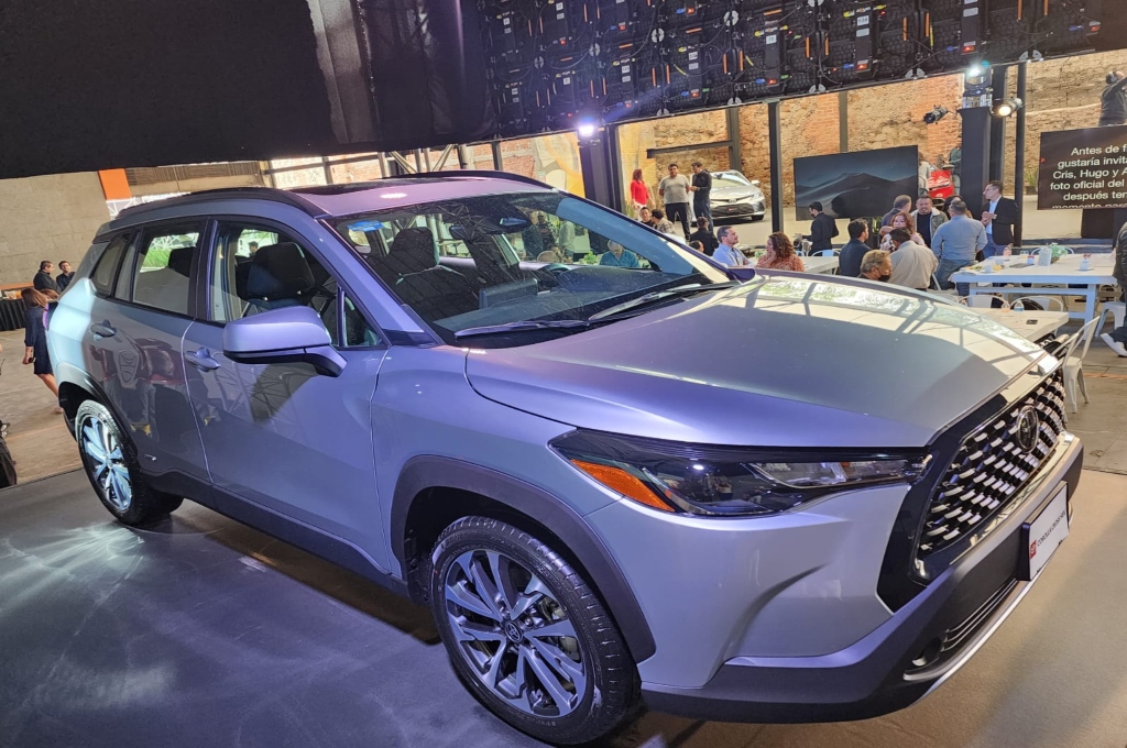 Toyota amplía su familia de híbridos eléctricos; presenta Corolla Cross HEV