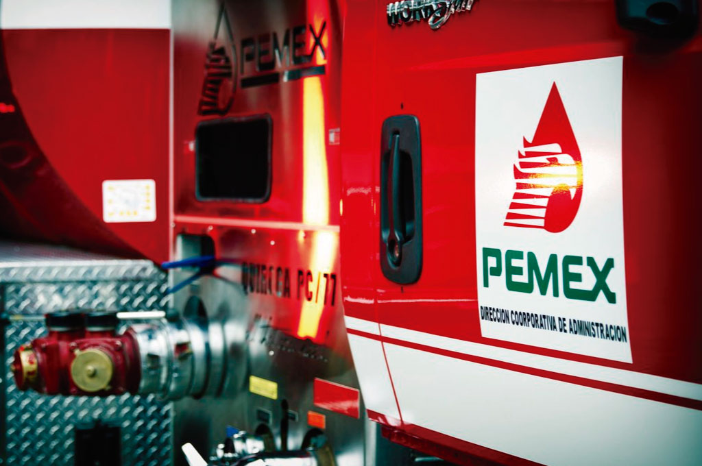 Pemex entrega equipo a bomberos para atender emergencias