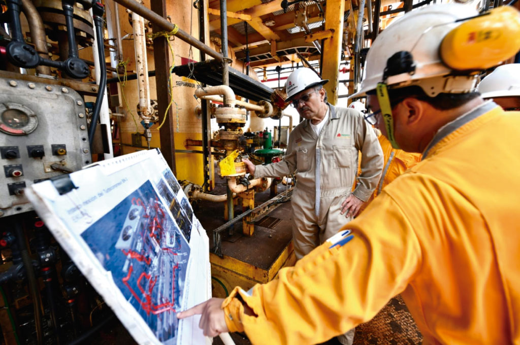 Octavio Romero supervisa equipo eléctrico en plataforma en Sonda de Campeche