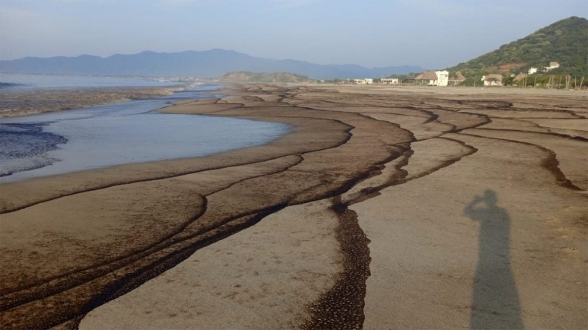 Acusan a Pemex por derrame de petróleo en playas de Salina Cruz