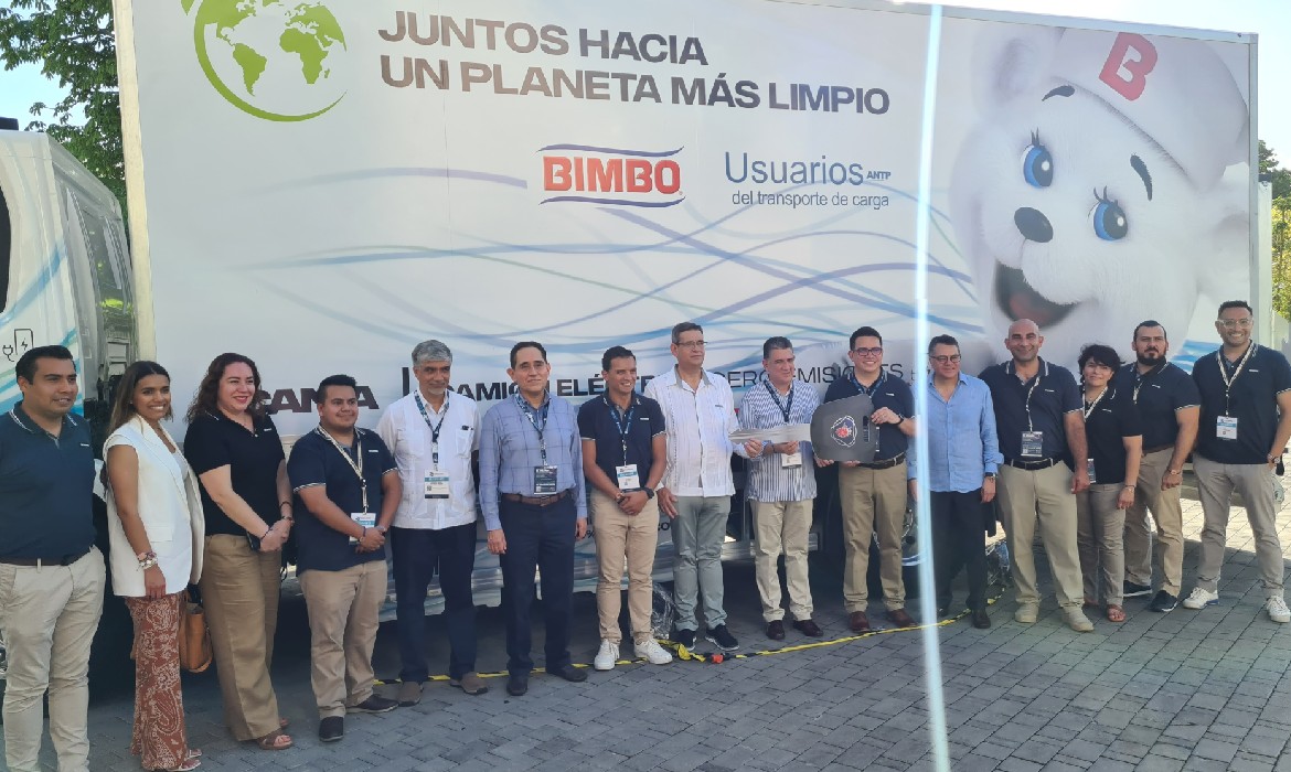 Scania entrega a Bimbo camión eléctrico para pruebas