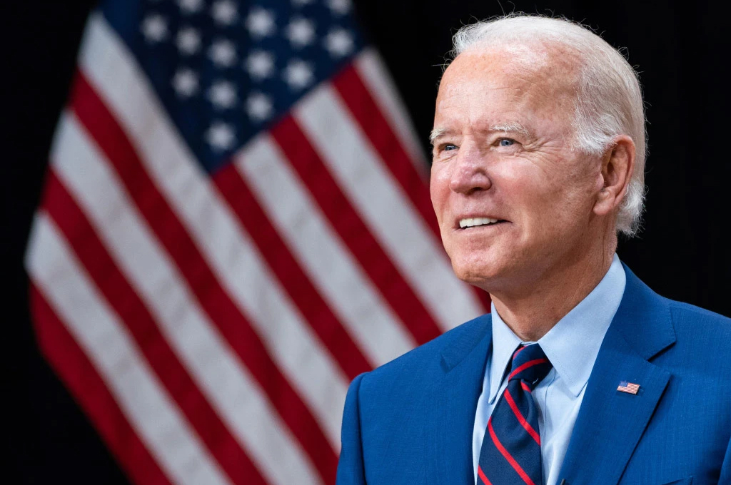 Joe Biden pide a petroleras bajar precio de las gasolinas en EU