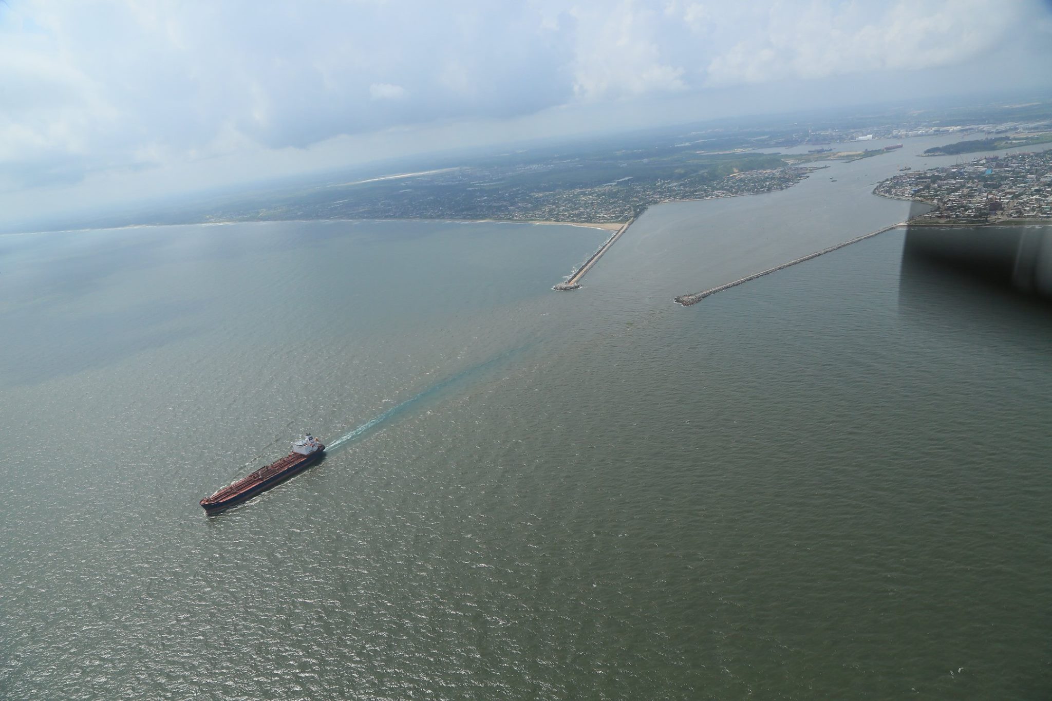 Barcos esperan en Tuxpan y Coatzacoalcos para descargar gasolinas