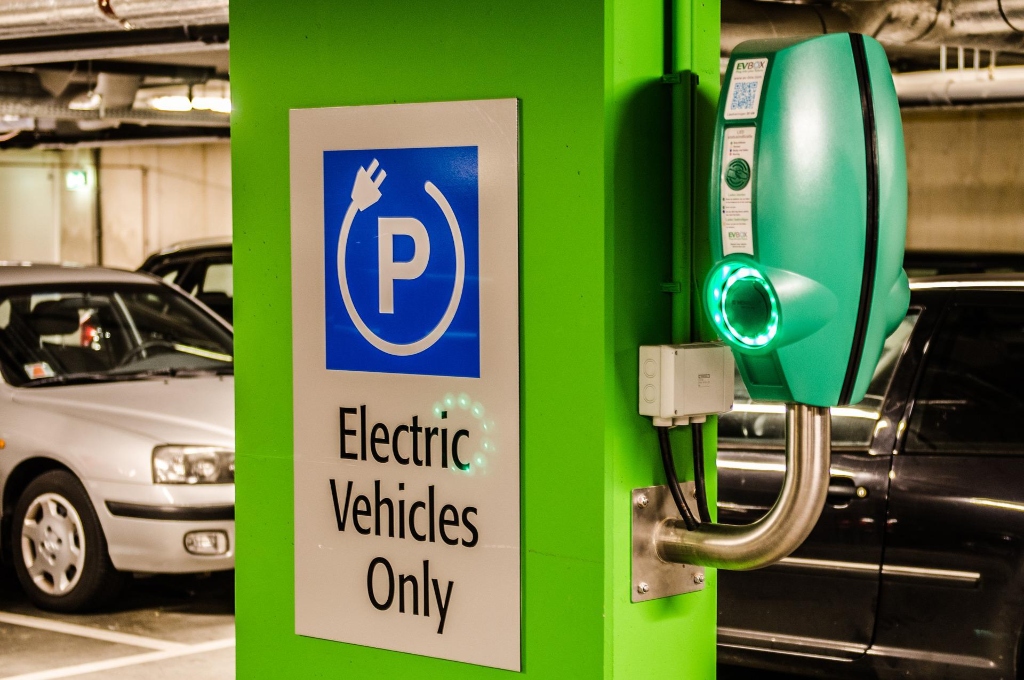 Falta de electrolineras desincentiva venta de autos híbridos y eléctricos en México