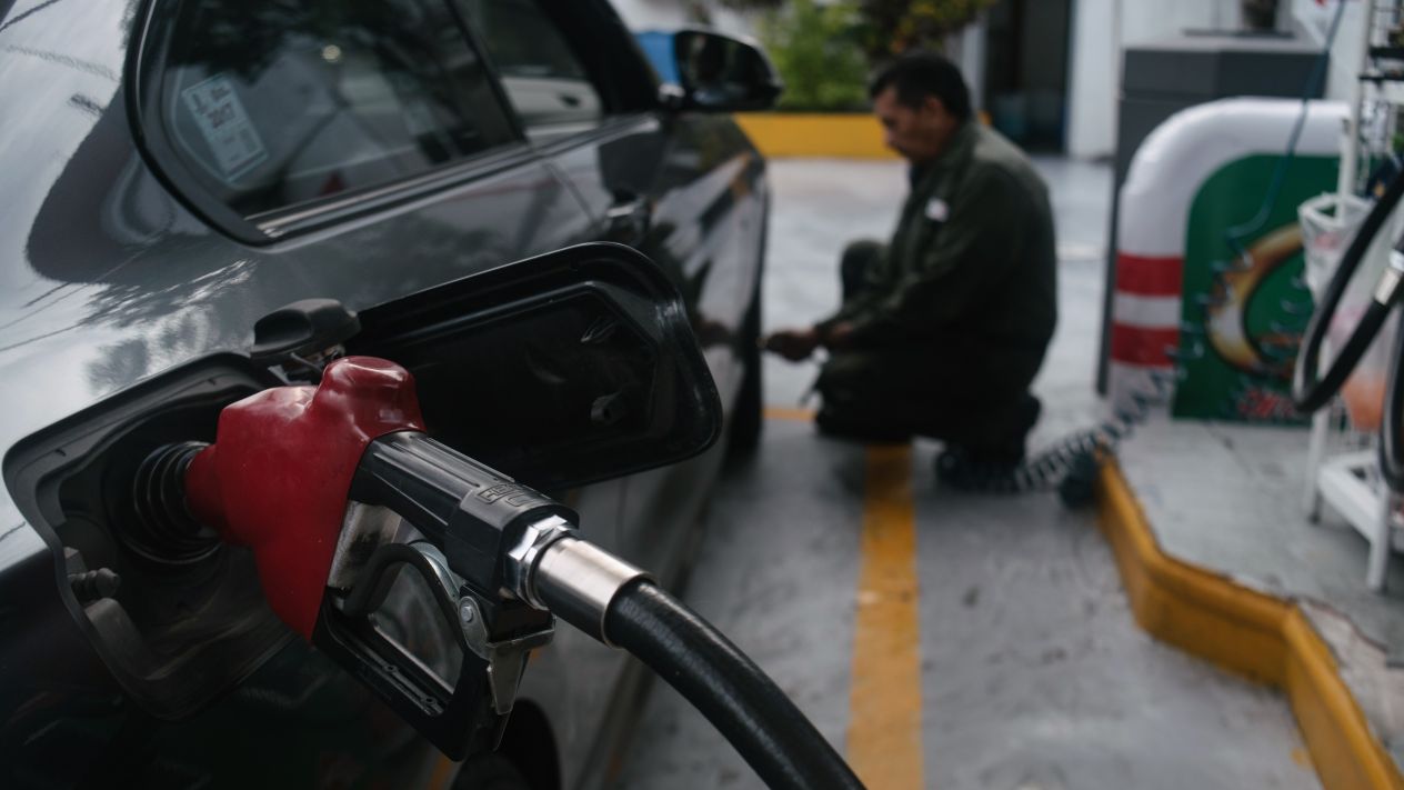 Se reduce costo de gasolina casi dos pesos en frontera norte de México