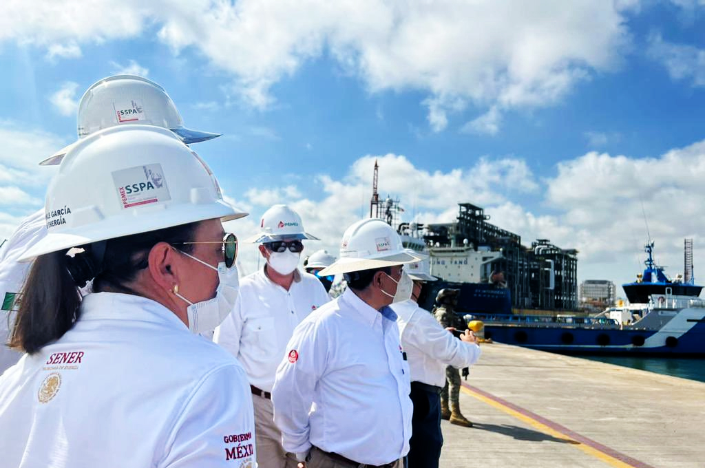 Embarcaciones arriban a Dos Bocas con equipos para nueva refinería