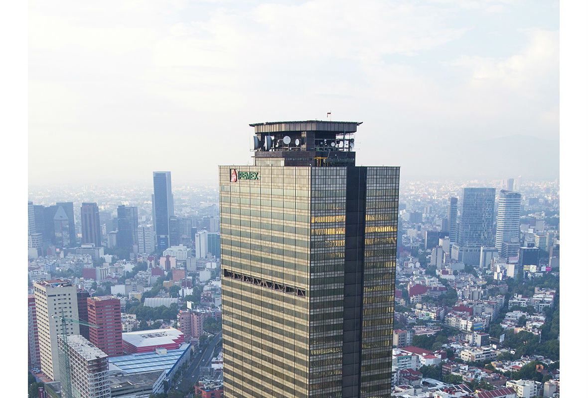 Fitch Ratings baja calificación a Pemex