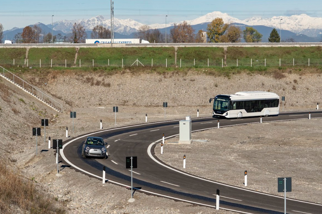 Estrenan autopista que recarga vehículos eléctricos a través del asfalto