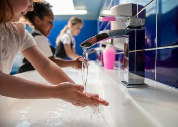 58% de las escuelas en México carecen de agua potable