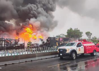 Presunto huachicol de turbosina desata incendio atrás del AICM