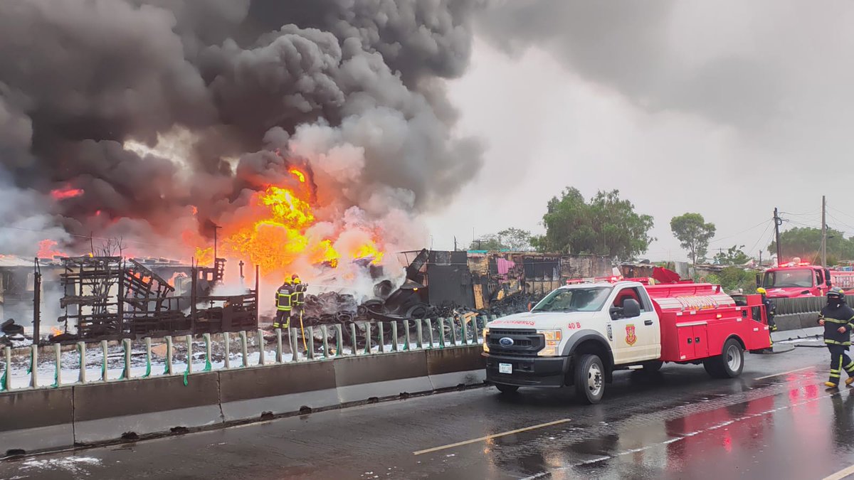 Presunto huachicol de turbosina desata incendio atrás del AICM