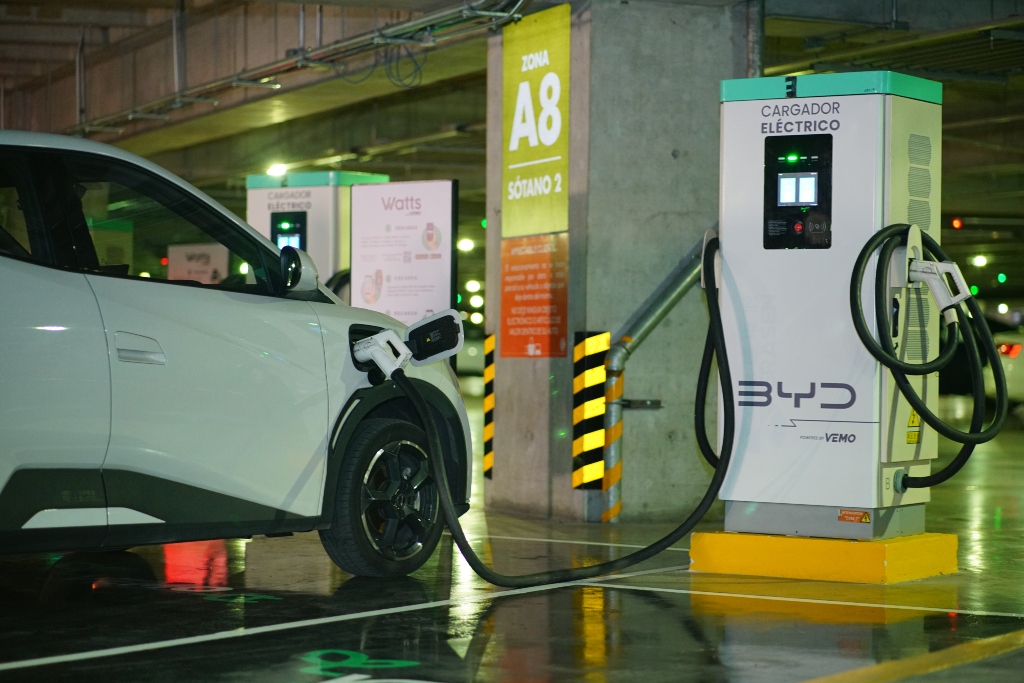 Inaugura VEMO red de carga para autos eléctricos en Plaza Miyana