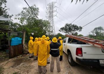 CFE restablece el suministro eléctrico al 94% en Guerrero y Oaxaca