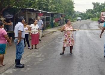 Residentes de Coatzintla acusan a PEMEX de no resolver fuga de hidrocarburos