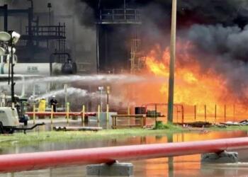Reportan 2 fallecidos tras incendio en refinería de PEMEX en Oaxaca