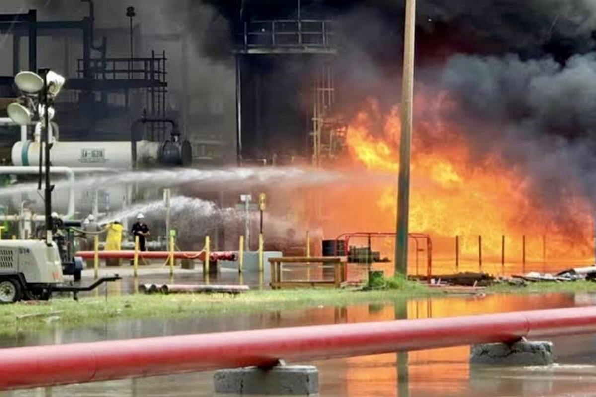 Reportan 2 fallecidos tras incendio en refinería de PEMEX en Oaxaca