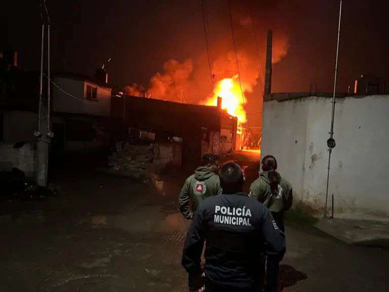 Reportan incendio en bodega de huachicol en Hidalgo