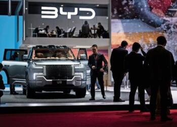 Pide EU a Sheinbaum limitar industria de autos chinos