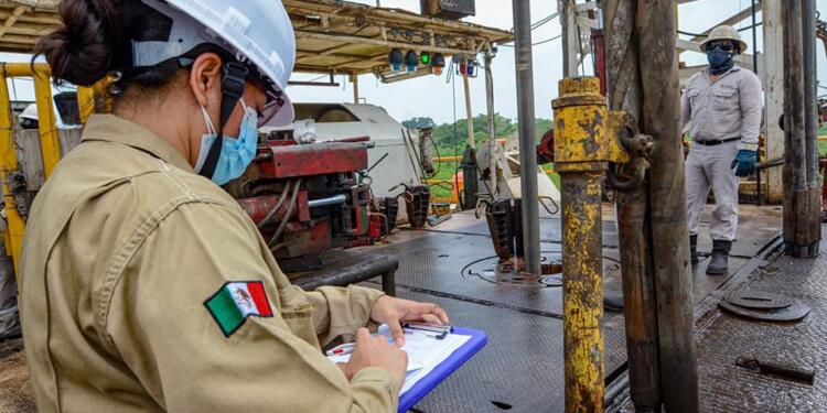 Pemex inicia reparación del ducto submarino de Ek-Balam