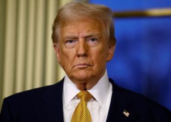 Fabriquen en EU o paguen aranceles, amaga Trump