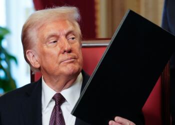 Trump mueve hacia abril aranceles de 25% contra México