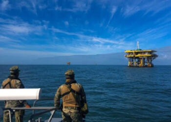 Trabajadores de PEMEX repelen a piratas ¡Con chorros de agua!