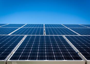 Generación distribuida y baterías reducen hasta un 40% de costo eléctrico