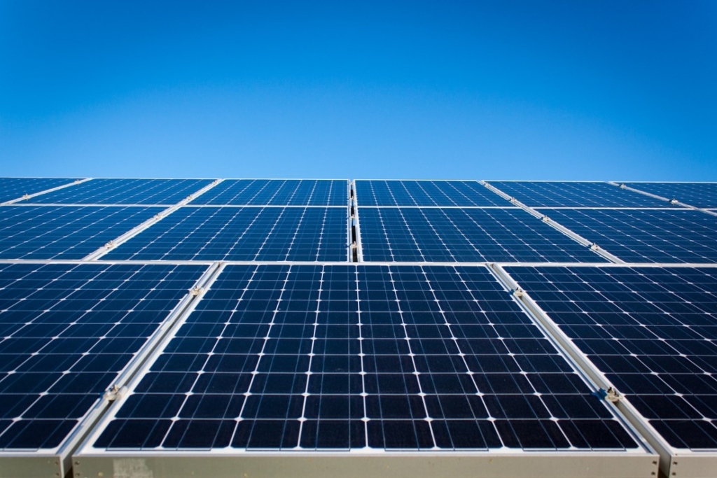 Generación distribuida y baterías reducen hasta un 40% de costo eléctrico