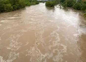 Suspenden suministro de agua en río Cazones por fuga de PEMEX 
