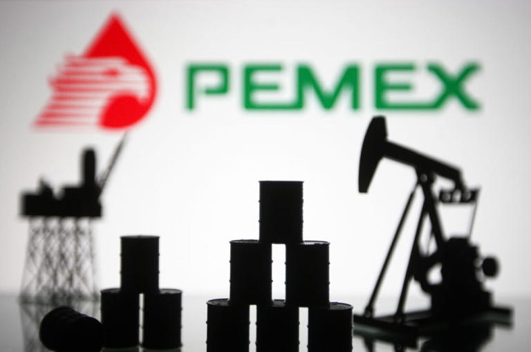 Proveedores de PEMEX amagan con parálisis en julio por falta de pagos