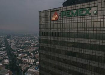 Fitch mejora la calificación de Pemex y elimina la vigilancia positiva