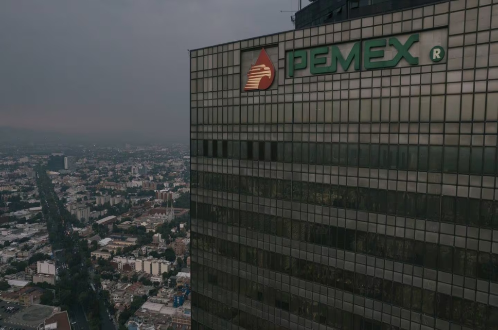 Fitch mejora la calificación de Pemex y elimina la vigilancia positiva