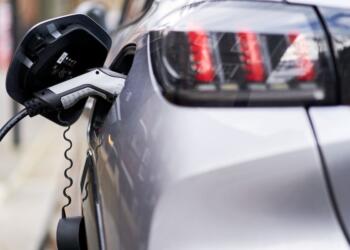 Alza de precios a autos eléctricos, un golpe al medioambiente: EMA