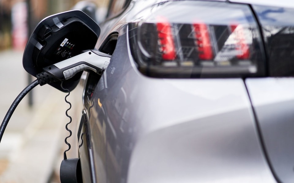 Alza de precios a autos eléctricos, un golpe al medioambiente: EMA