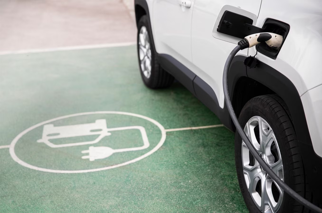 En su día mundial, autos eléctricos e híbridos reportan alza de 17.9% en ventas