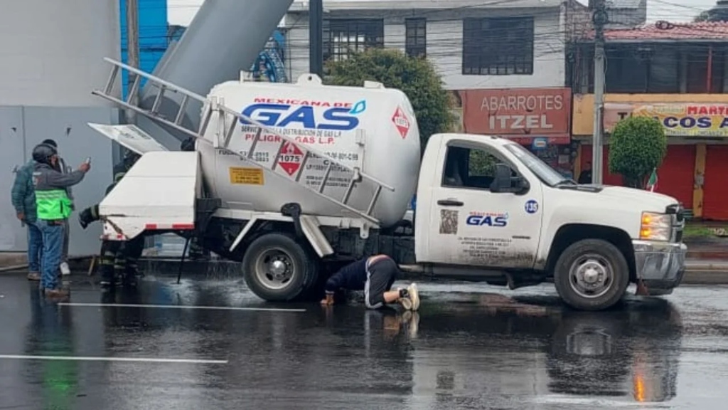 ¡Grupo Tomza lo hace de nuevo! Reportan pipa con fuga de gas en CDMX