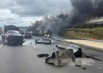 Explosión de pipa de diésel paraliza la autopista México–Puebla