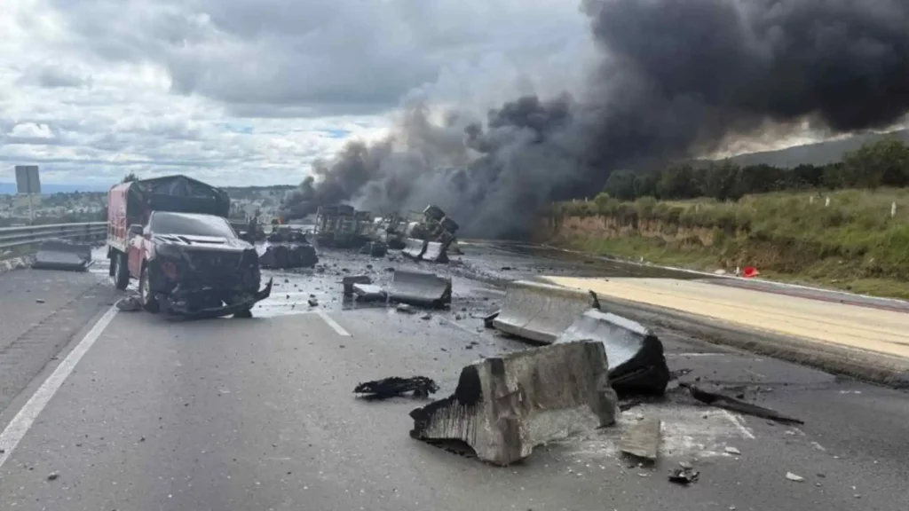 Explosión de pipa de diésel paraliza la autopista México–Puebla