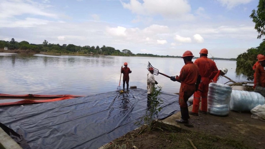 PEMEX recupera más de 2 millones de hidrocarburos en río Pantepec