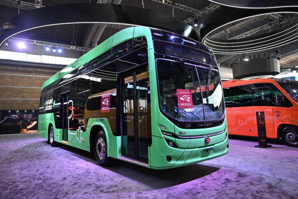 Autobús eléctrico de 12 metros desarrollado por MegaFlux en alianza con Marcopolo y DINA, presentado durante Expo Foro Movilidad 2026 en Ciudad de México.